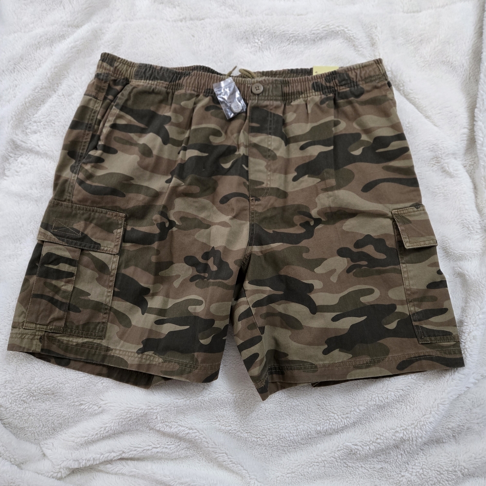 Northcrest Men's Green Camouflage Cargo Shorts